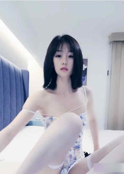 斗鱼妖姬：高颜值人气王，浮力姬画画暖暖无死角展示