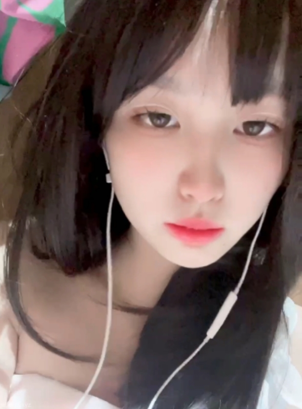 小雪陪玩补血游戏直播