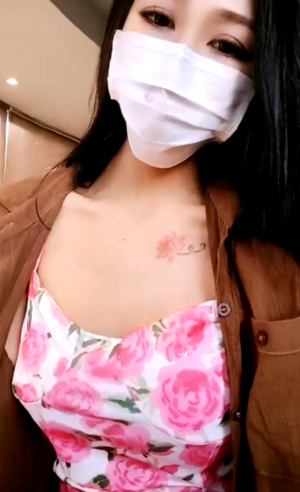 户外餐厅表演：不明液体盘出场，视频大小3V+2.2G