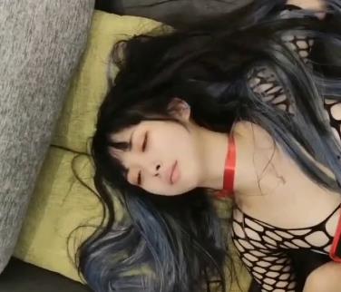 神秘表哥自拍视频42分钟爆火，颜值身材惊艳，兄弟表妹一起玩三文治棒棒糖，下水道探险引人猜想，下载一探究竟！