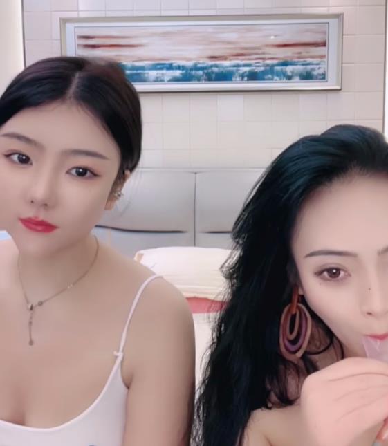 22部小白兔双人直播24G某秀场合集太火辣